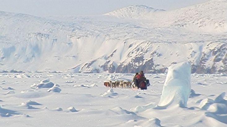 Crossing with sled dogs a zone of chaotic ice - Nanoq 2007 expedition