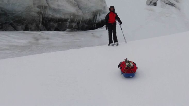 Descent of the sledges in the Barnes - Barnes Icecap expedition - 2012