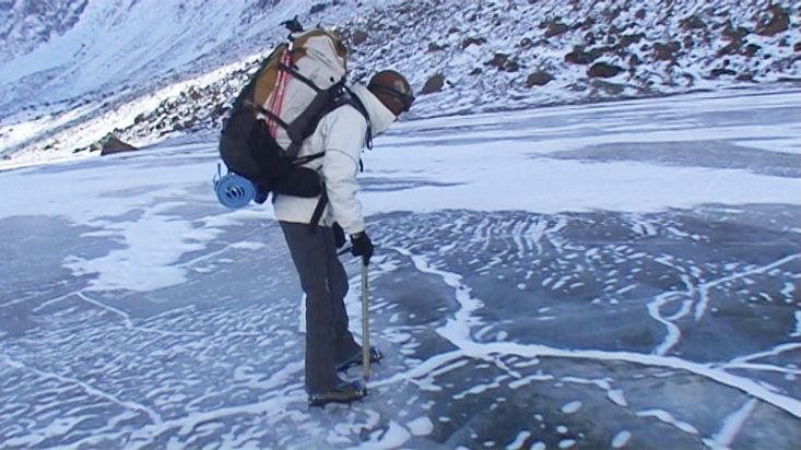 Walking on the frozen river Weasel towards the Pangnirtung fiord - Nanoq 2007 expedition
