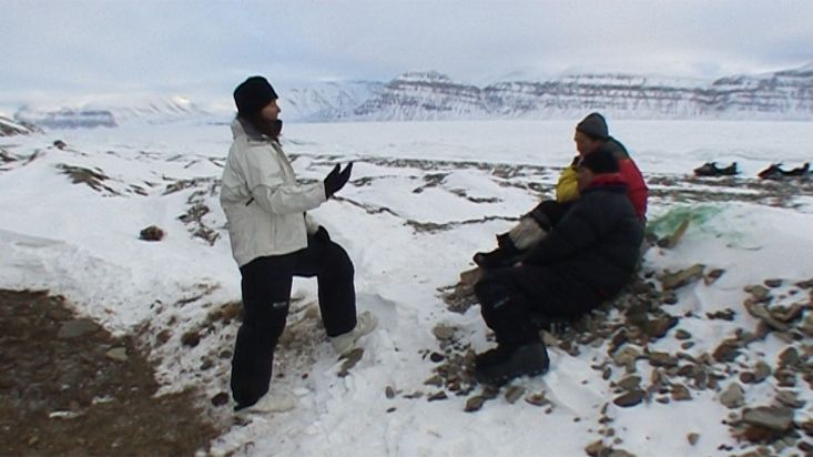 Inuit talking to Ingrid in Elwin cove - Nanoq 2007 expedition