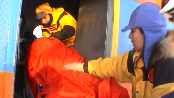 Unloading helicopter material - Geographic North Pole 2002 expedition