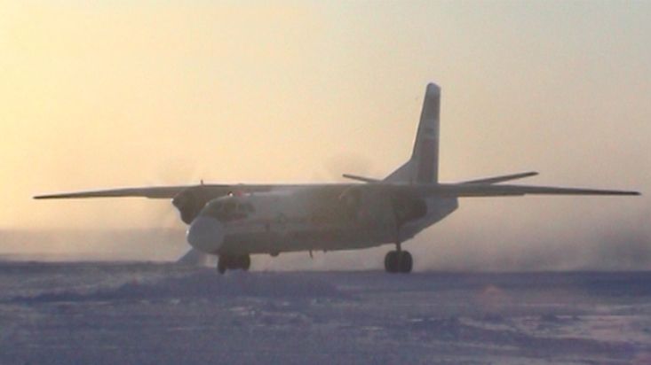 Takeoff of the plane from the Barneo base - Geographic North Pole 2002 expedition