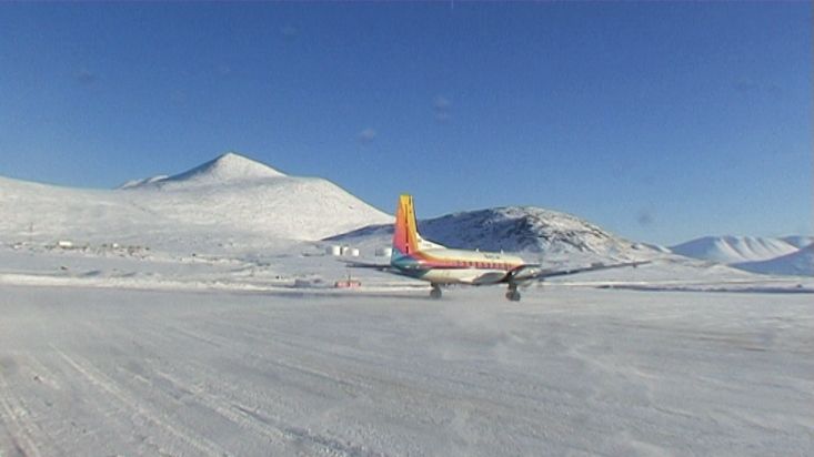 First Air's plane takeoff at Qikiqtarjuaq's airport - Nanoq 2007 expedition
