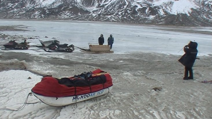 Waiting for the Inuit at the end of the crossing - Penny Icecap 2009 expedition