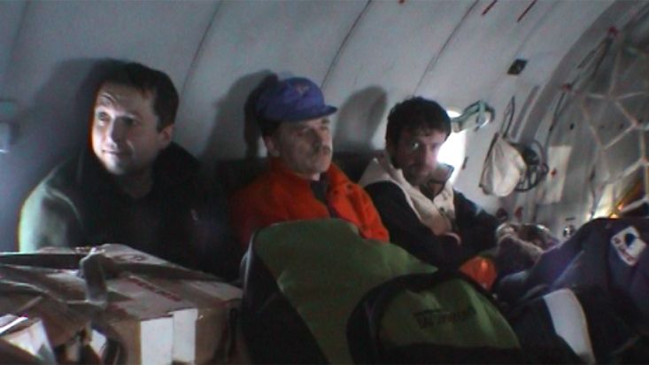 Expeditionaries on the flight to the Sredny base - Geographic North Pole 2002 expedition