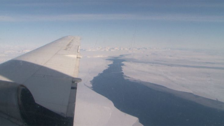 Flight from Iqaluit to Pangnirtung - Penny Icecap 2009 expedition
