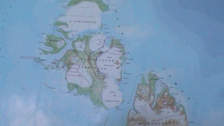 Víktor Serov explains the Siberian islands - Geographic North Pole 2002 expedition