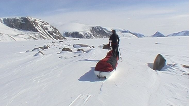 Skiing towards the Norman glacier - Penny Icecap 2009 expedition