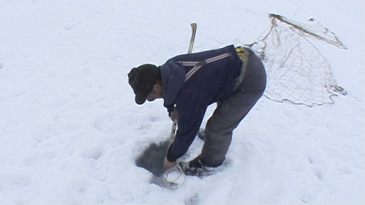 Stevie and his Inuit friend put the seal fishing nets on the ice - Nanoq 2007 expedition