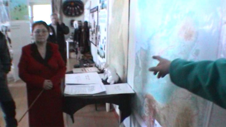 Explanation of the Taimyr peninsula in the Khatanga museum - Geographic North Pole 2002 expedition