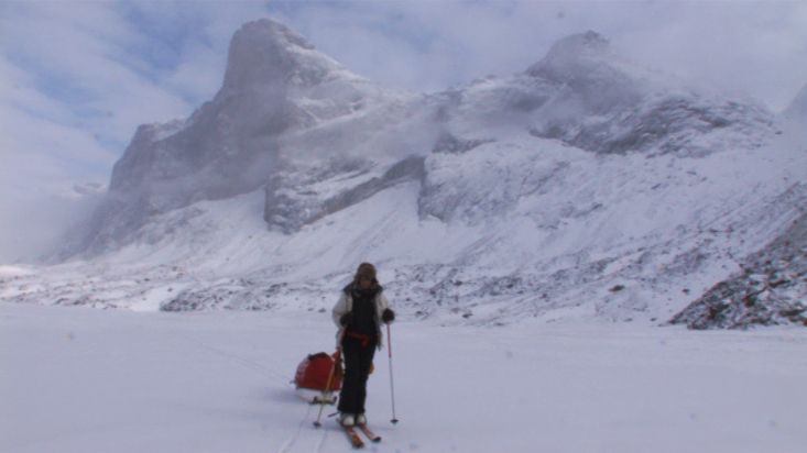 Skiing around the Thor Mountain - Akshayuk Pass 2008 expedition