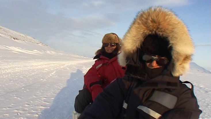 Travellers enjoying the arctic landscape in dogsled - Nanoq 2007 expedition