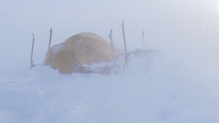 Katabatic winds and storm in the polar icecap - Penny Icecap 2009 expedition