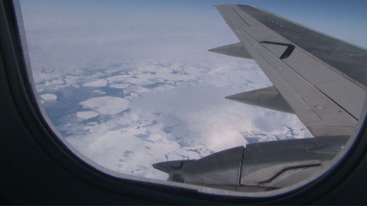 Flight over the ice floes of the Baffin coast - Penny Icecap 2009 expedition