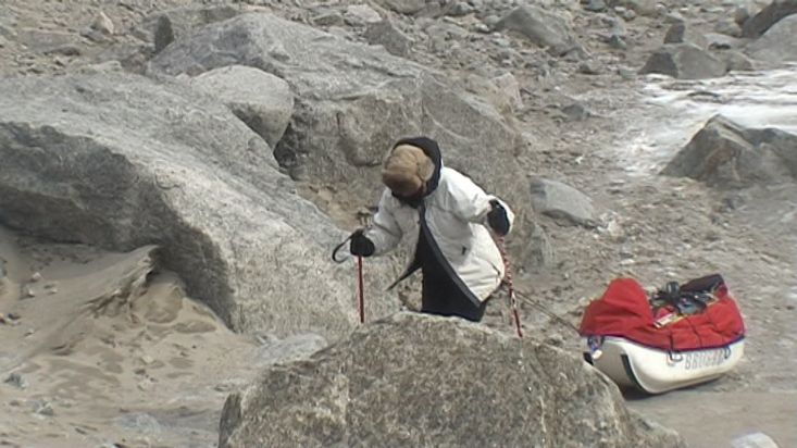 Dragging the sled on the ice and the sand of the Weasel river - Penny Icecap 2009 expedition