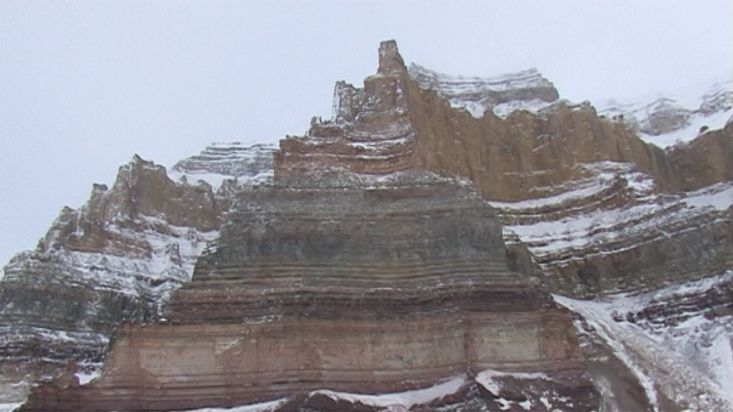 Under the terraced mountains of the Borden peninsula - Nanoq 2007 expedition