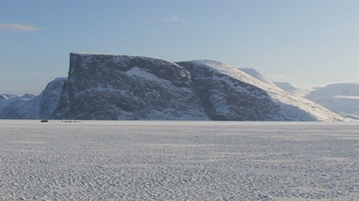 Crossing along the Broughton island in dogsled - Nanoq 2007 expedition