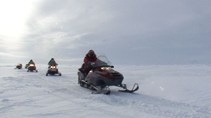 Leaving Cape Dangeness towards Devon island - Nanoq 2007 expedition