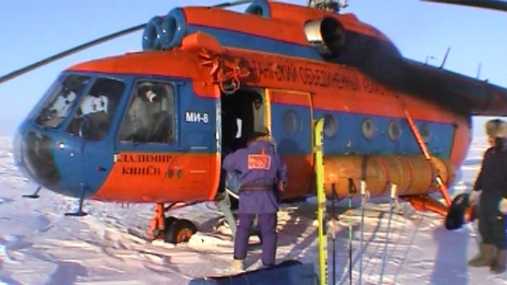 Unloading the material at the departure point - Geographic North Pole 2002 expedition
