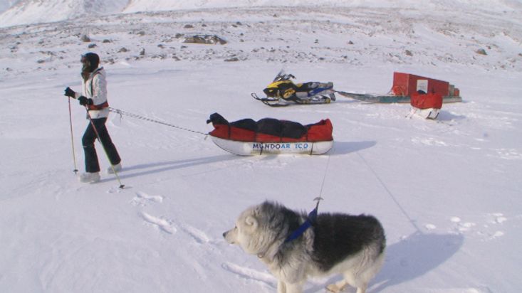 Equipment unloading in Revoir Pass - Sam Ford Fiord 2010 expedition