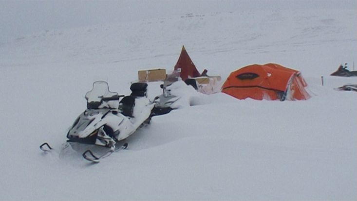 Camp in the blizzard in Erebus and Terror Bay - Nanoq 2007 expedition