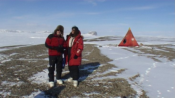 Eduardo and Ingrid in the camp of Devon Island - Nanoq 2007 expedition