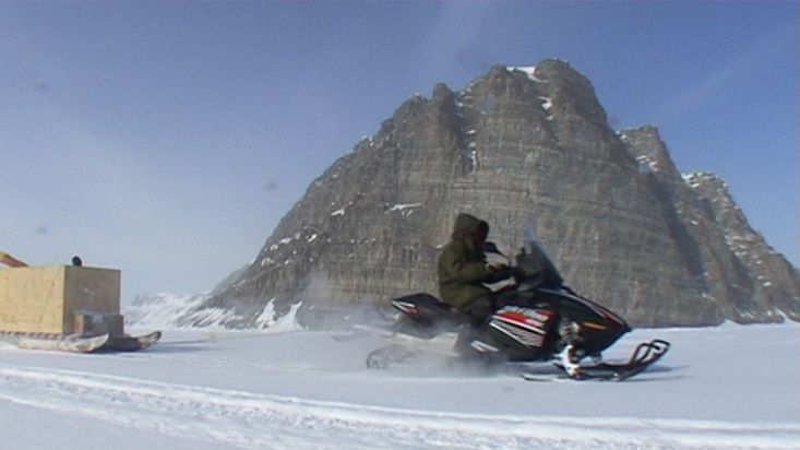 Route in snowmobile towards Maxwell Bay - Nanoq 2007 expedition