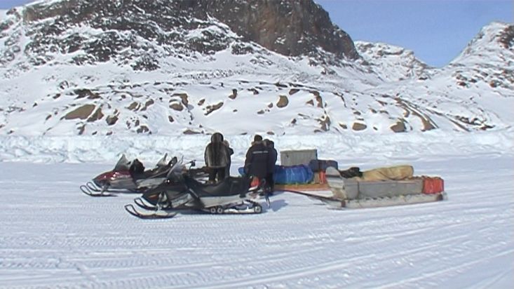 Stop with the Inuit on the route to the icecap Penny - Penny Icecap 2009 expedition