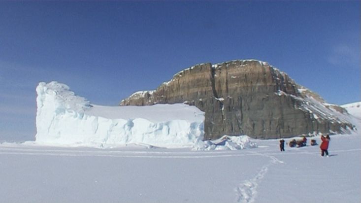 Stop on the route near to an iceberg in Rockstock Bay - Nanoq 2007 expedition