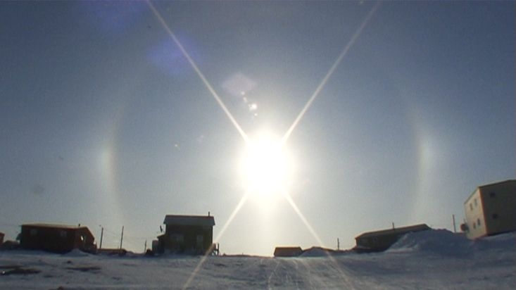 The luminous phenomenon known as parelion in Cambridge Bay - Nanoq 2007 expedition