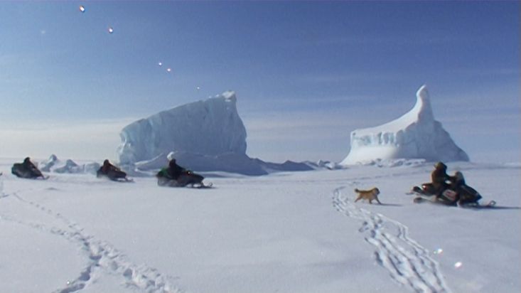 Return by snowmobile to the Inuit's log cabins of Devon Island - Nanoq 2007 expedition