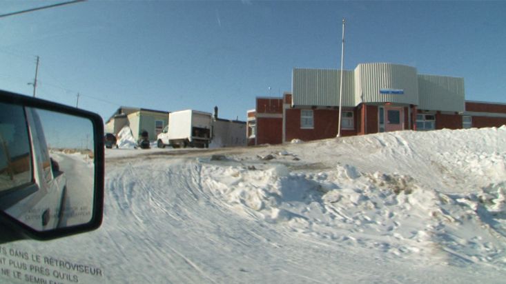 Airport transfer by off-road vehicle to Clyde River- Sam Ford Fiord 2010 expedition