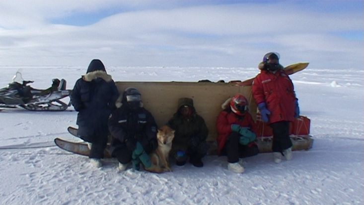 Travellers are protected from the  wind in the Wellignton Channel - Nanoq 2007 expedition