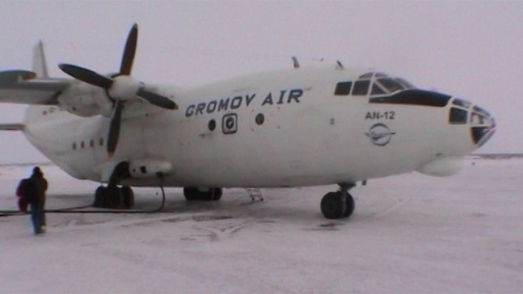 Towards the plane in khatanga - Geographic North Pole 2002 expedition